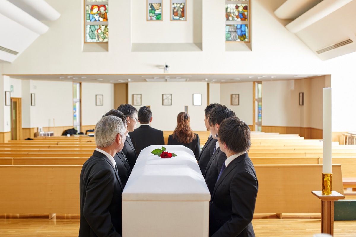 ご遺族で祭壇から寝台車へ棺を運ぶ