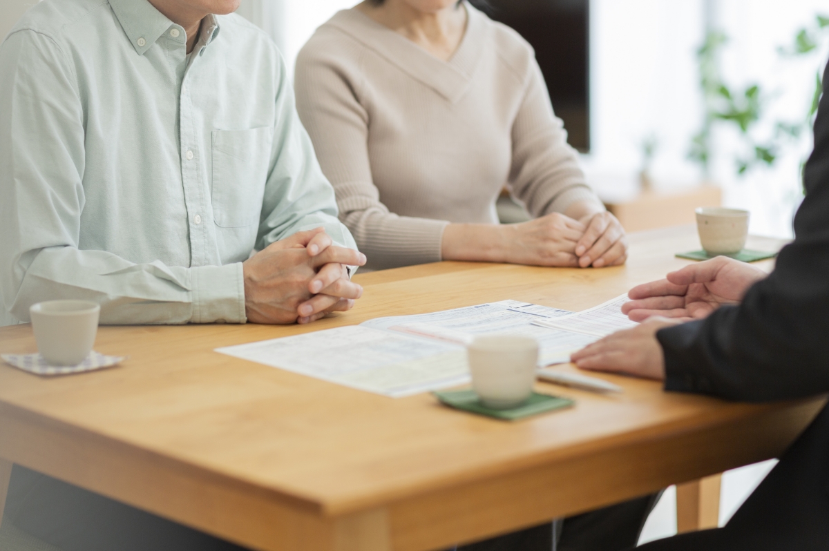 優しい光が溢れる教会へ故人を想って参列者が集まる
