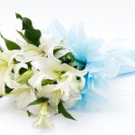 家族葬で供花を親族が出すべきか迷う！送る場合のマナーも