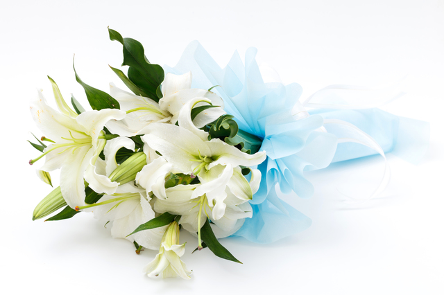 家族葬で供花を親族が出すべきか迷う！送る場合のマナーも