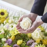 家族葬に友人として参加すべきか迷ったらご遺族に相談する