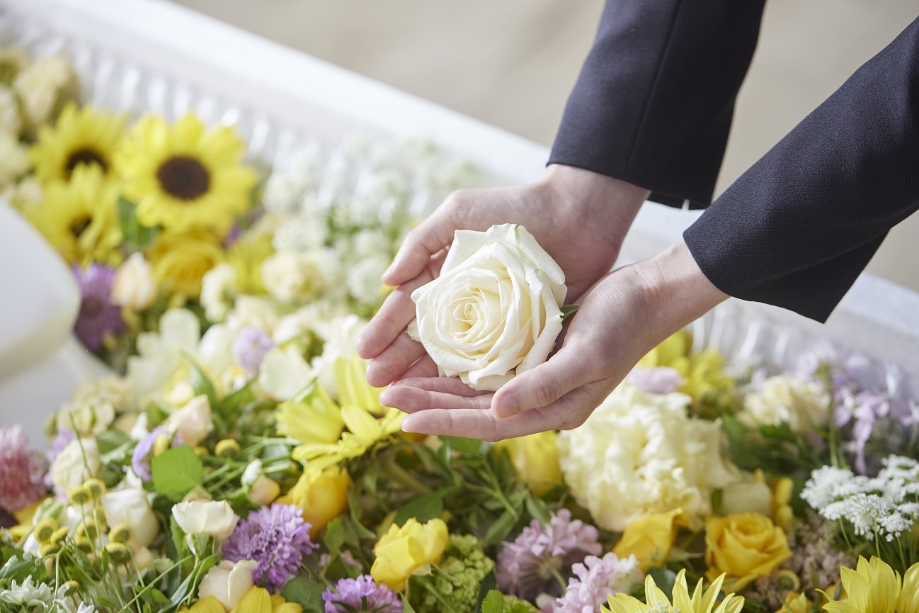 家族葬に友人として参加すべきか迷ったらご遺族に相談する