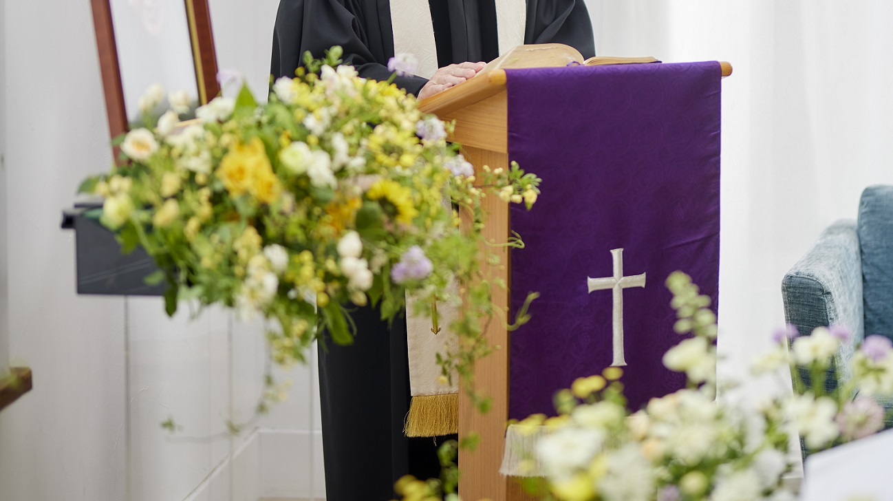 家族葬で供花を親族が出すべきか